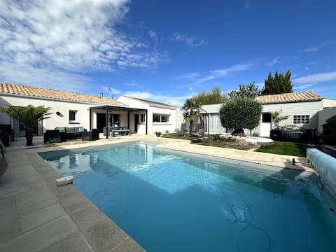 3 bedroom house, swimming pool in Lagord