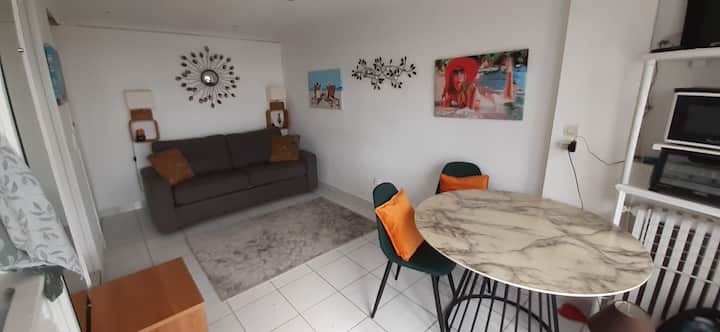 ห้องนั่งเล่นช่วงกลางวัน ห้องนอนช่วงกลางคืน ขอบคุณเตียงโซฟา...