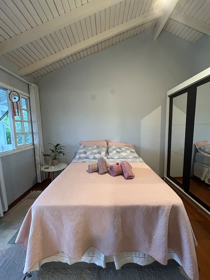 Apartman s bračnim krevetom, ormarom i balkonom s prekrasnim pogledom na ocean i otok Campeche.