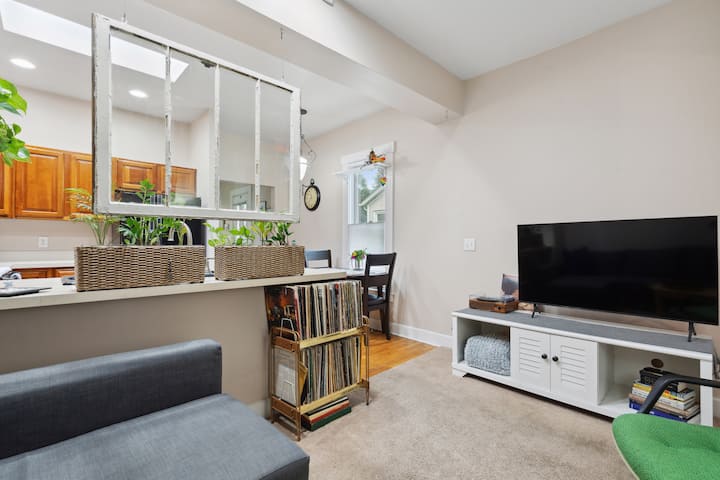 Yellow Bird Cottage; Cozy, Clean, Downtown - Dayton, OH