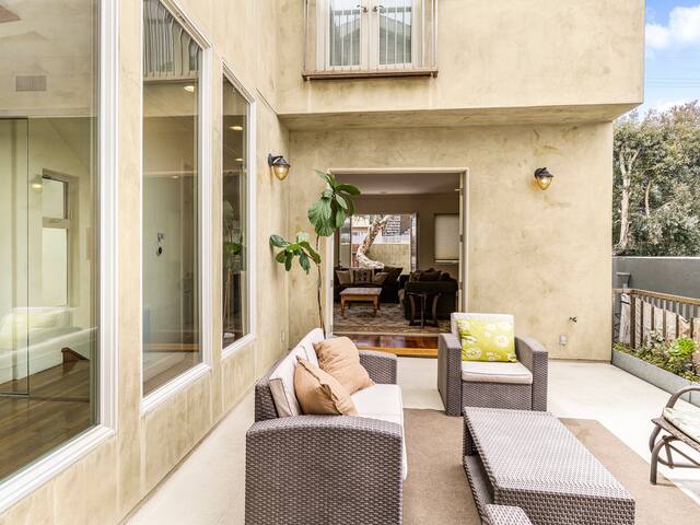 Upscale Custom-Built House | walk to Beach, Canals gallery image 5