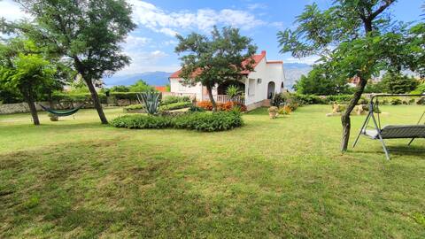 Holiday Home, 3Bedroom House with Air-Conditioning
