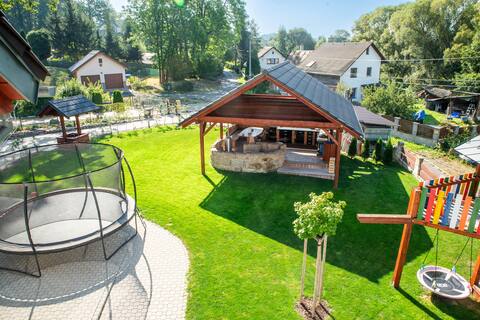 City fringe apartment with private parking