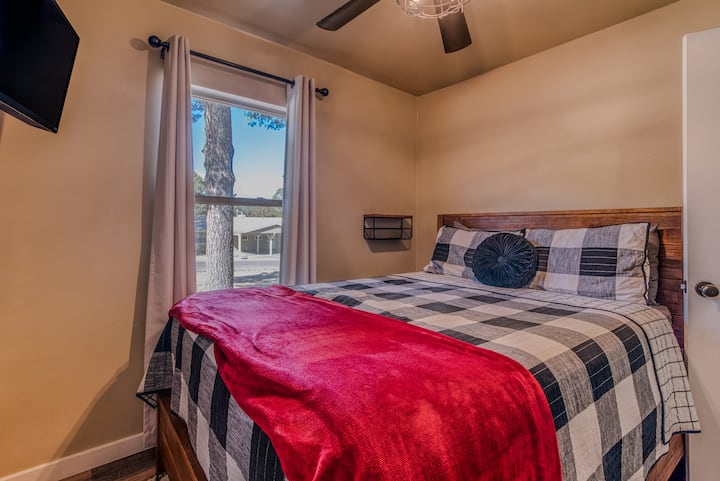 Სასტუმრო საძინებლის ოაზისი – მშვიდი და მიმზიდველი საძინებელი თბილი ტონებითა და პლუშის თეთრეულით.