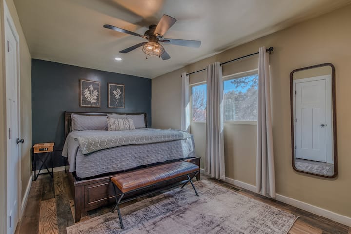 Მზით განათებული საძინებელი – ნათელი და ჰაეროვანი საძინებელი რბილი ტონებითა და ელეგანტური დეკორით.