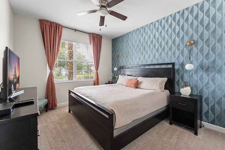 غرفة نوم مشرقة في الطابق الأول مع تلفزيون وخزانة واسعة