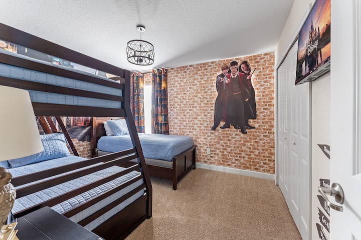 غرفة نوم تحت عنوان هاري بوتر مع تلفزيون خاص. مثالي لمشاهدة فيلمك المفضل.