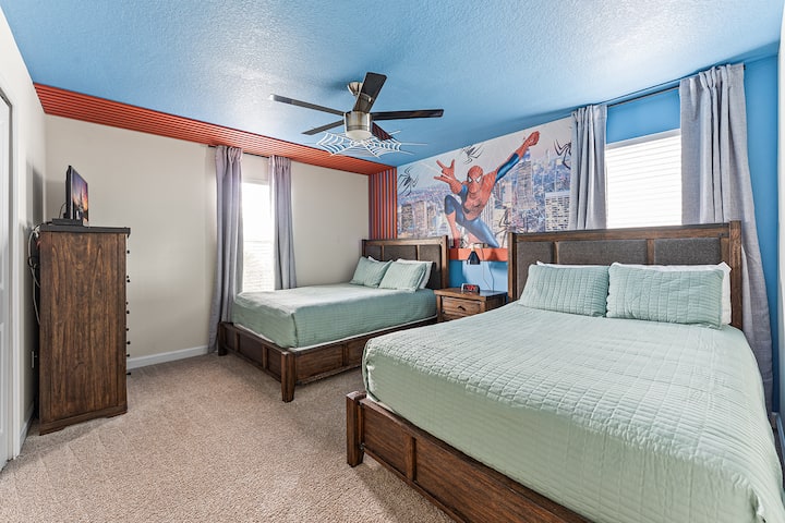 غرفة نوم سبايدر مان كاملة الحجم تتميز بديكور عصري.