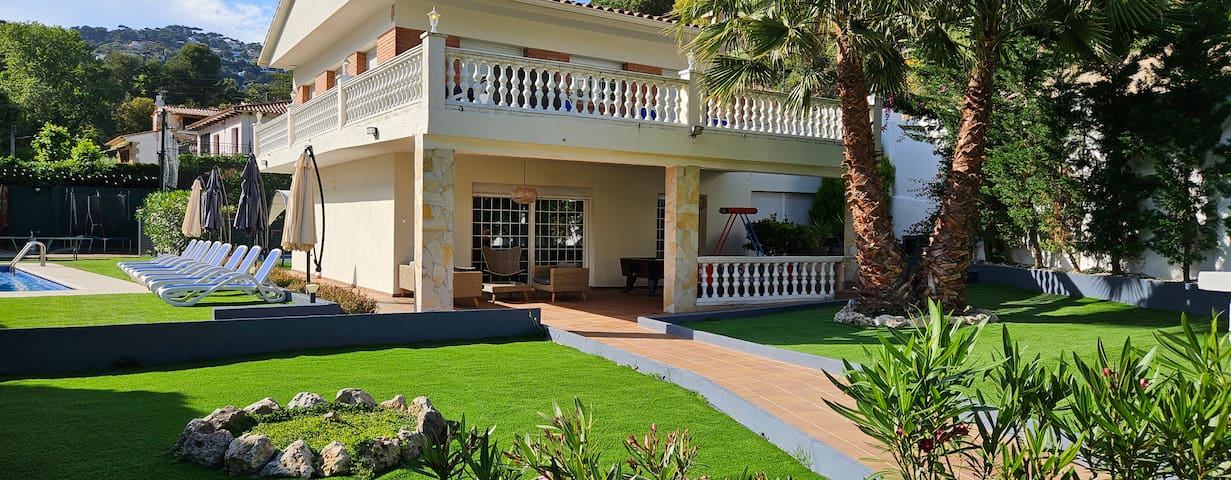 Villa Ainara luxury,with sports area Lloret de mar