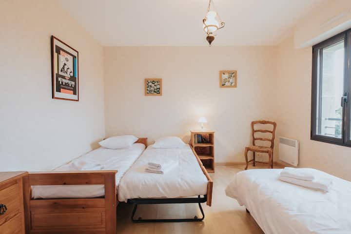 Chambre avec trois lits simples, idéale pour accueillir plusieurs personnes. Le linge de lit et les serviettes sont fournis et les lits sont faits à votre arrivée.