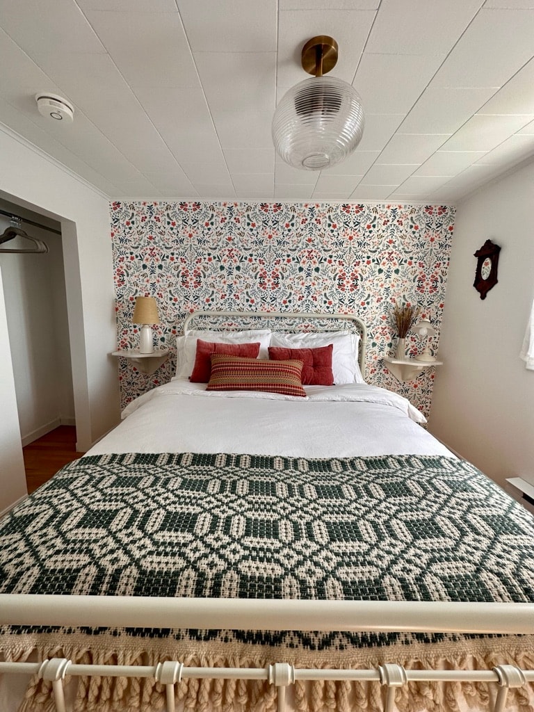 שידות ליד המיטה בעבודת יד, עם תאורת קריאה חזקה. 