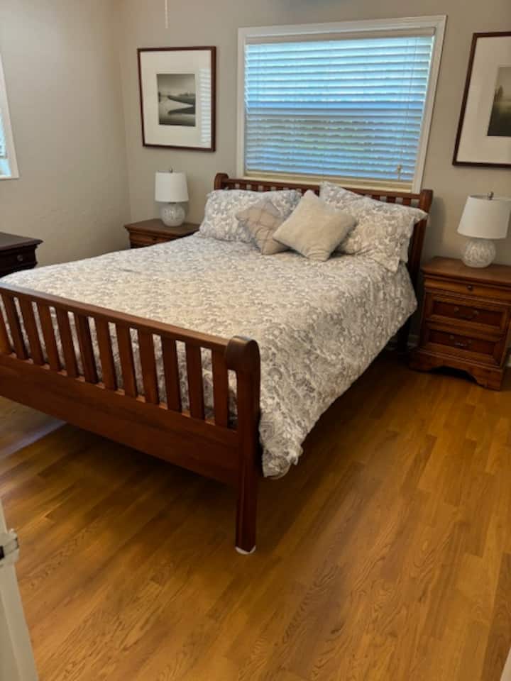 חדר שינה שני עם רצפות עץ אלון מוצק חדשות, מסגרת מיטה חדשה מעץ דובדבן ומזרן קווין סייז חדש, שולחנות עץ ושידה חדשים.