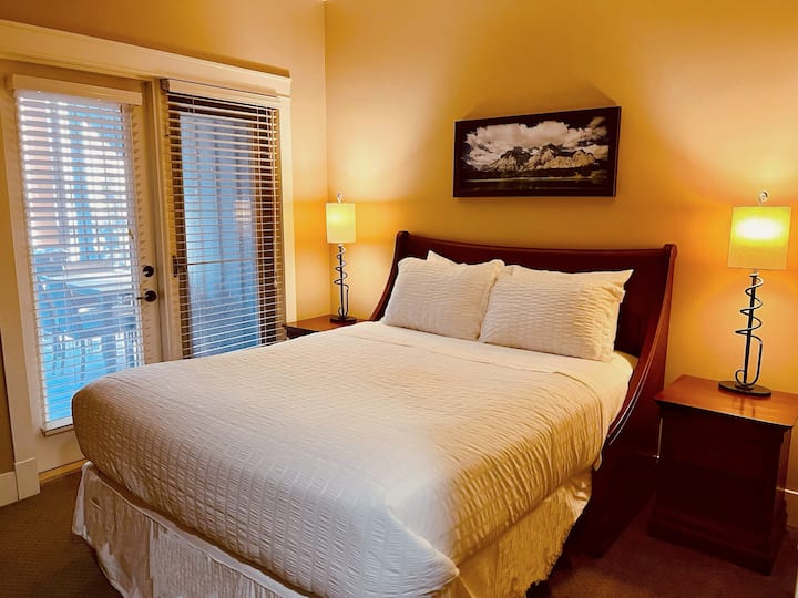 Spavaća sobabr. 2: bračni krevet (širine 150-179 cm) s izlazom na balkon.