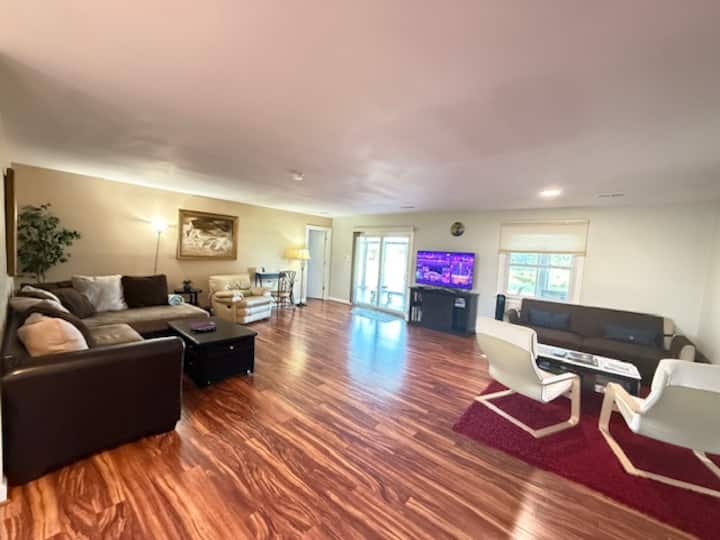 ห้องนั่งเล่นกว้างขวางเพื่อความบันเทิง...