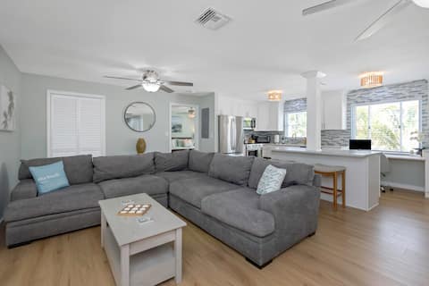 Popular Airbnb listing: Heated Hybrid Pool~Modern Beach House~Walk 2 beach in Indian Rocks Beach