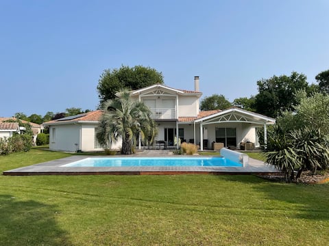 Beautiful villa with pool in a quiet area