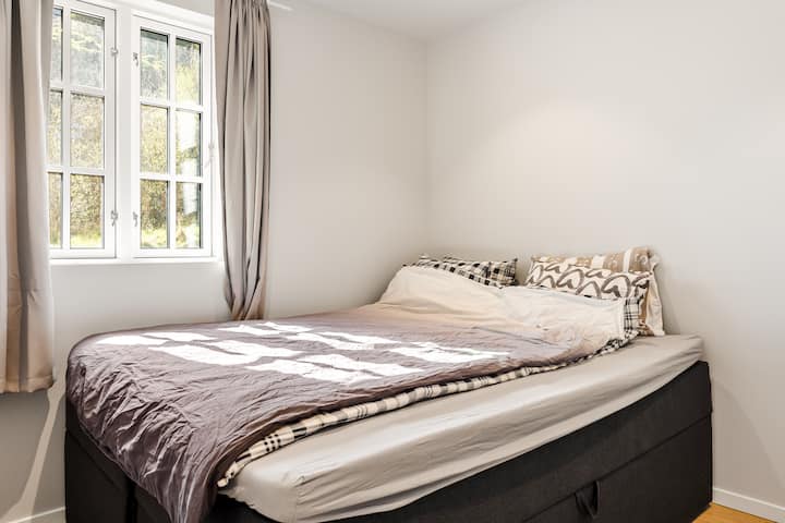 Posteľ na obrázku má rozmery 160 x 200 cm.