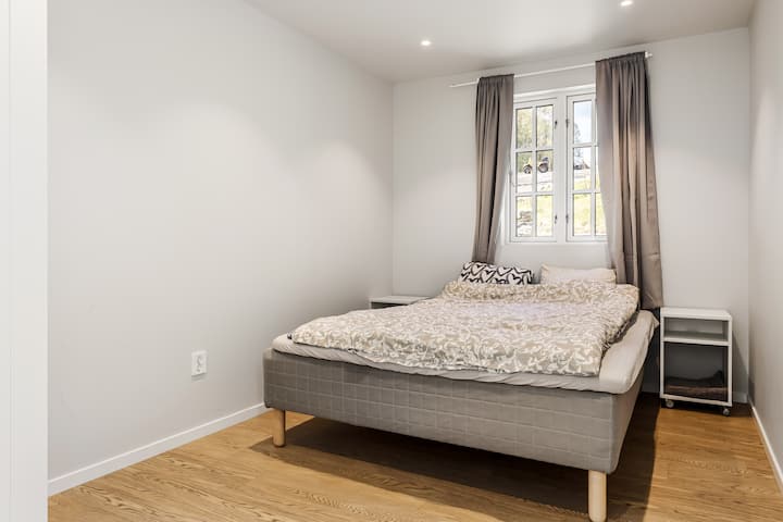 Posteľ na obrázku má rozmery 150 x 200 cm.