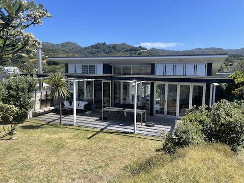 Modern House very close to popular Medlands Beach