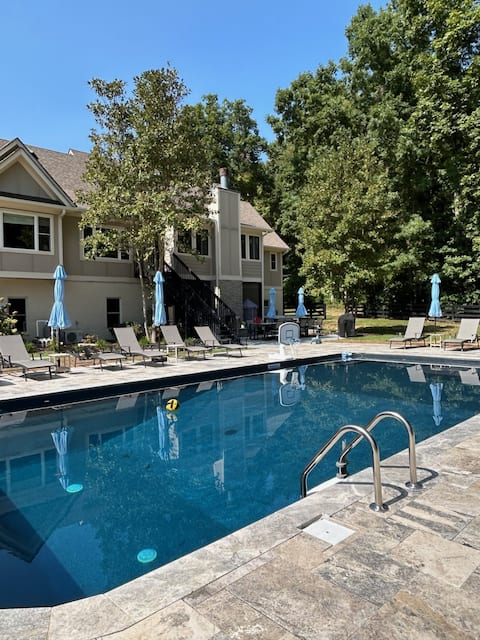 Large Family Home: Pool-7 acre-Bball Court-Hot Tub