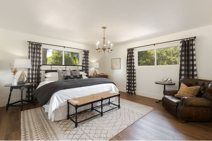 主卧位于一楼，配有东京特大号床、步入式衣橱、智能电视和套内卫生间。