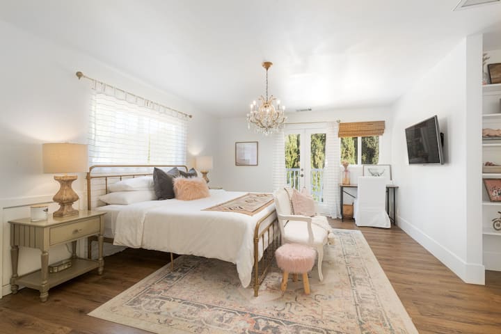 3号卧室位于楼上，设有私人阳台、东部加大双人床、电视、步入式衣柜和套内卫生间。