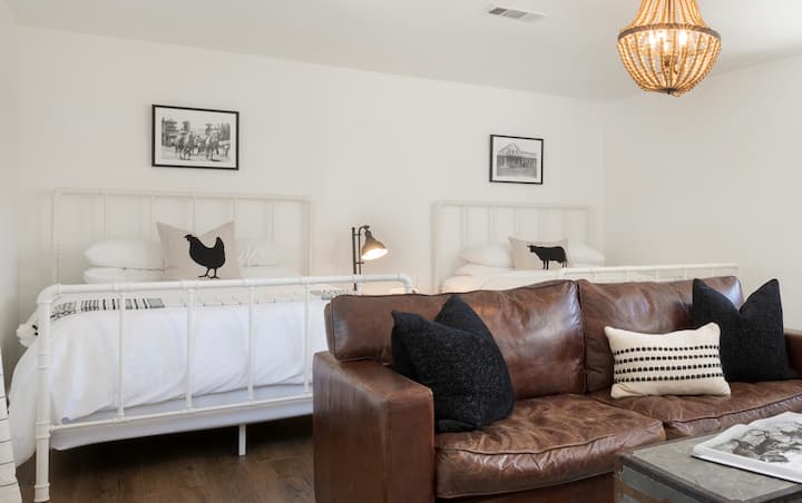 4号卧室配有两张标准双人床。