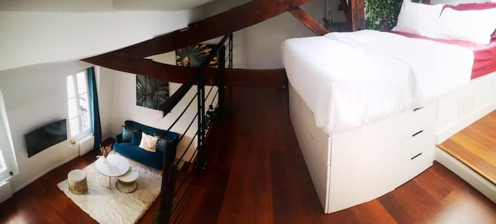 Cama Queen size en altillo, ropa de cama de algodón suave y satén, sábanas frescas y limpias, almohadas suaves y edredones cómodos. Garantía de una noche apacible y relajante.