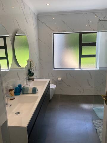 Villa style living with magnificient views gallery image 3