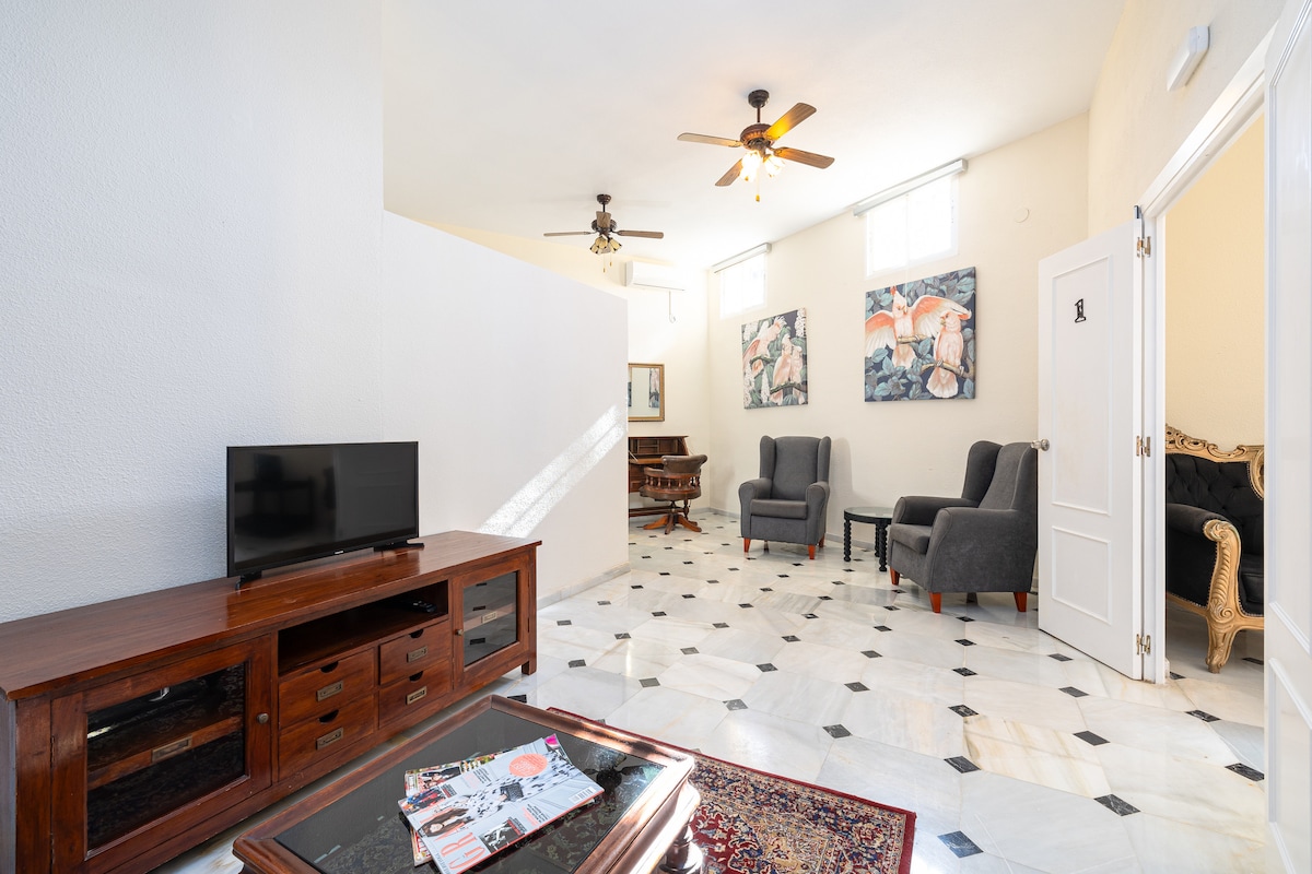 Top performing Airbnb: 12p Villa: Pool, 5 Bath, 150m Beach, Walk to Town in Mijas
