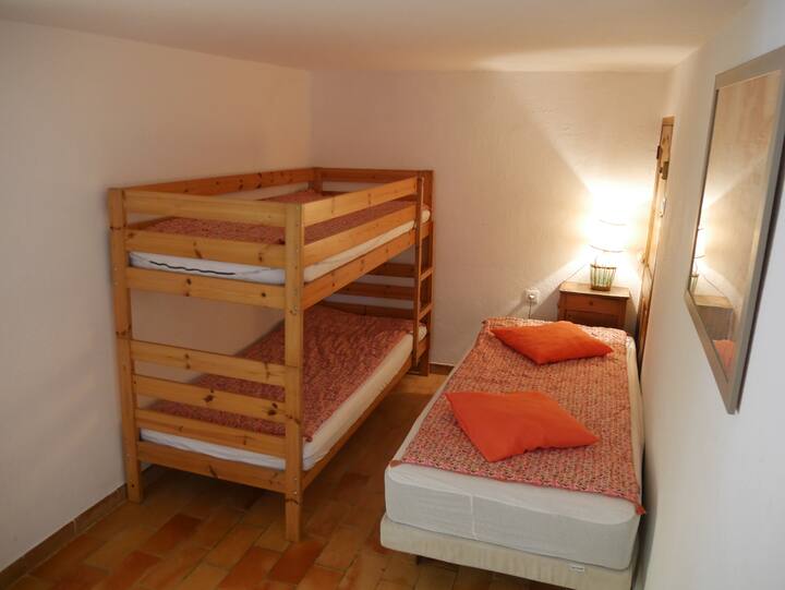 Bedroom 3 (3 seats)