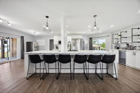 The Parkway Beach House - Private beachfront