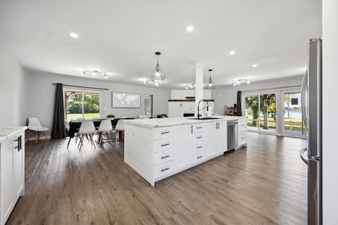 The Parkway Beach House - Private beachfront