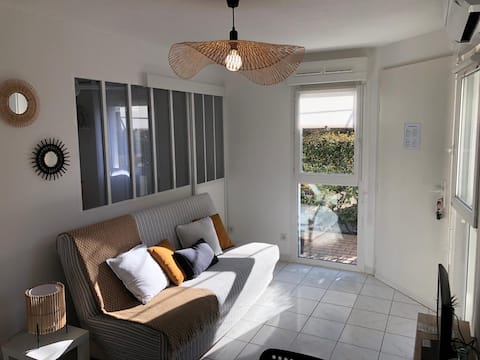 Top Airbnb: Cocon 2-minute walk to the sea, air conditioning / pool à Frontignan