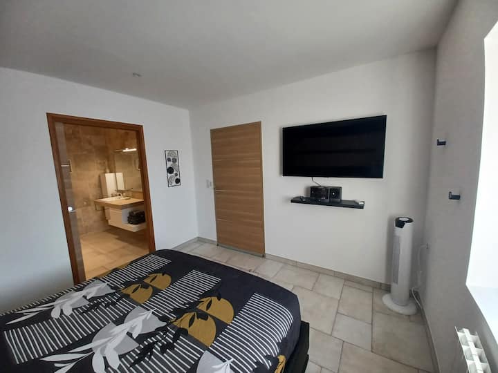 Habitación n°3 - Persona con Movilidad Reducida
Planta baja
Con SDB PMR contiguo - Puerta de galandaje en el tabique
Entrada habitación privada
Persiana enrollable con ventana eléctrica solar