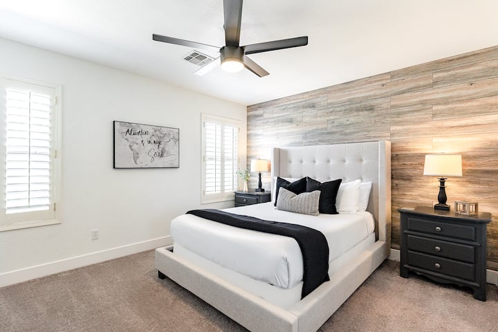 Štýlová spálňa s drevenou stenou