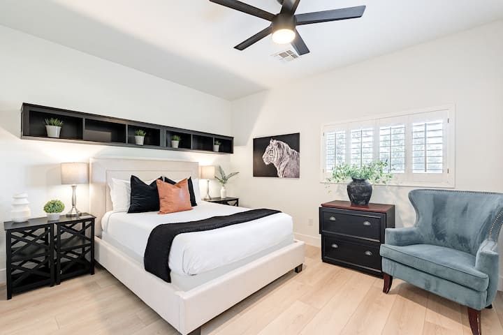 Útulná spálňa s manželskou posteľou na hlavnom poschodí s moderným dekorom a prirodzeným svetlom