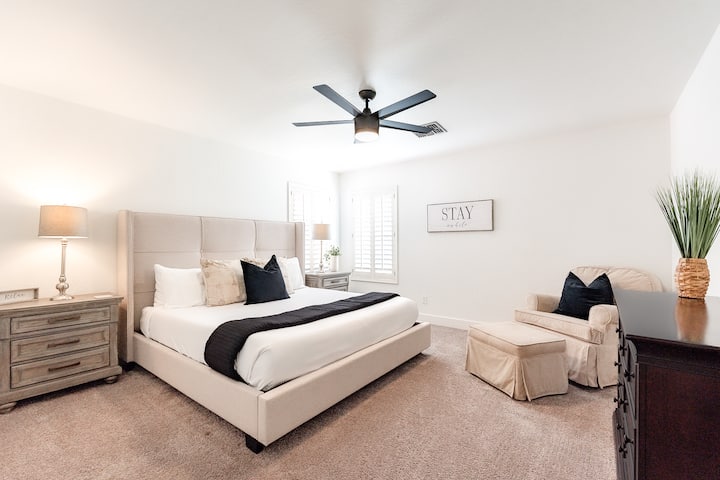 Relaxačná spálňa s útulným kreslom na čítanie.