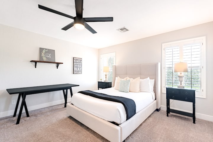 Spálňa s manželskou posteľou, pracovným priestorom a prirodzeným svetlom