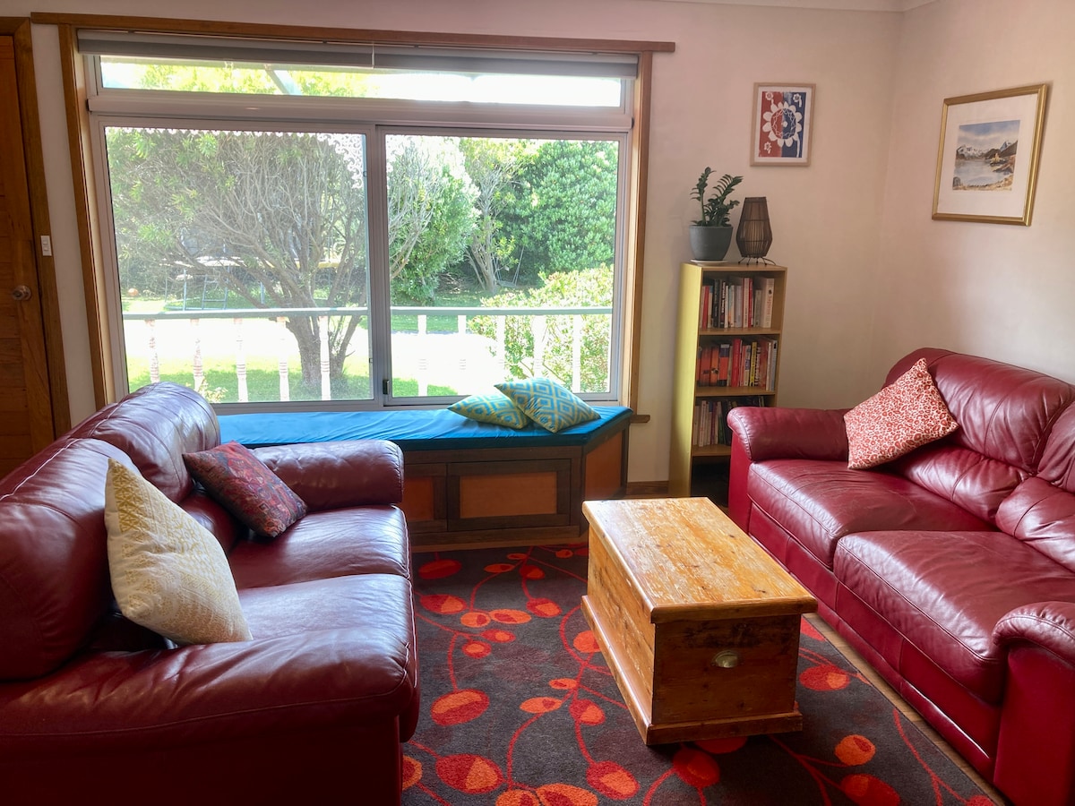 Popular Airbnb listing: 5 min walk to beach - family friendly eco home in Port Fairy