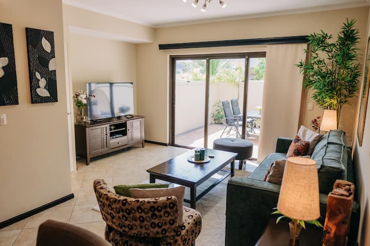 Salon et coin télévision avec vue sur le patio arrière