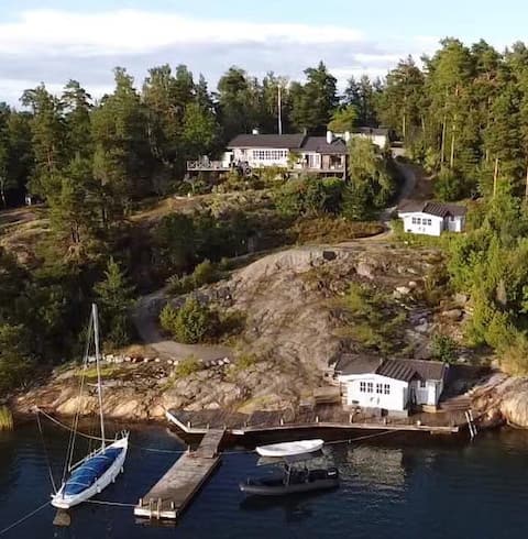 Villa, guesthouse, boathouse with sauna and own dock.