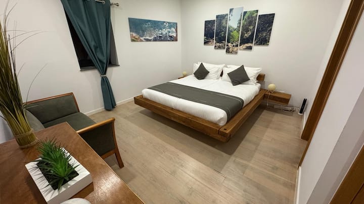 Chumba cha kulala chenye kitanda cha ukubwa wa malkia