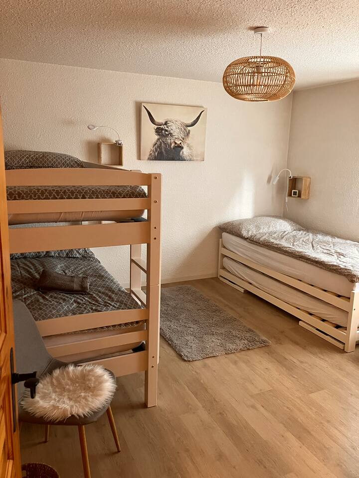 Dhomë me 4 krevate: 
1 krevat marinari me 2x 90x200 dhe 1 krevat me dalje gjithashtu 2x90x200