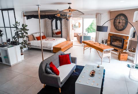 Top Airbnb: Cozy hot tub suite, open-air movie theater in Hyères