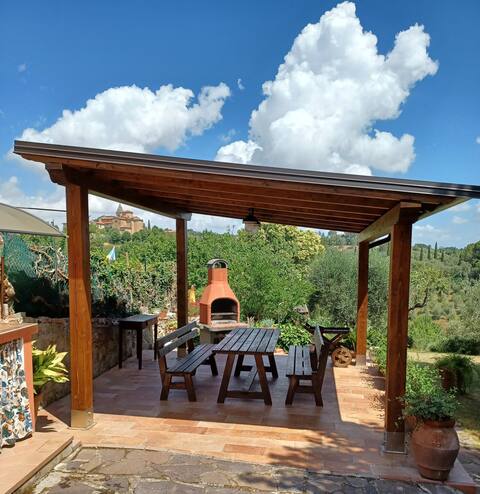 House in the Tuscan countryside with large garden
