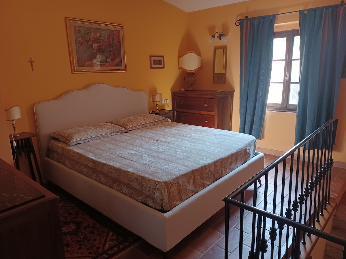 Prva spavaća soba, s pogledom na vrt, na prvom katu.