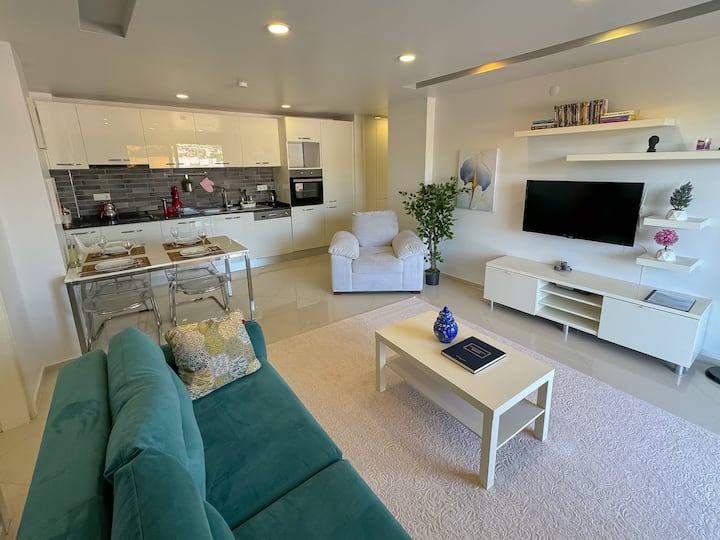 ห้องนั่งเล่น: การออกแบบที่ทันสมัยพร้อมเสน่ห์แบบบ้าน—เหมาะสำหรับการพักผ่อนและความบันเทิง!

