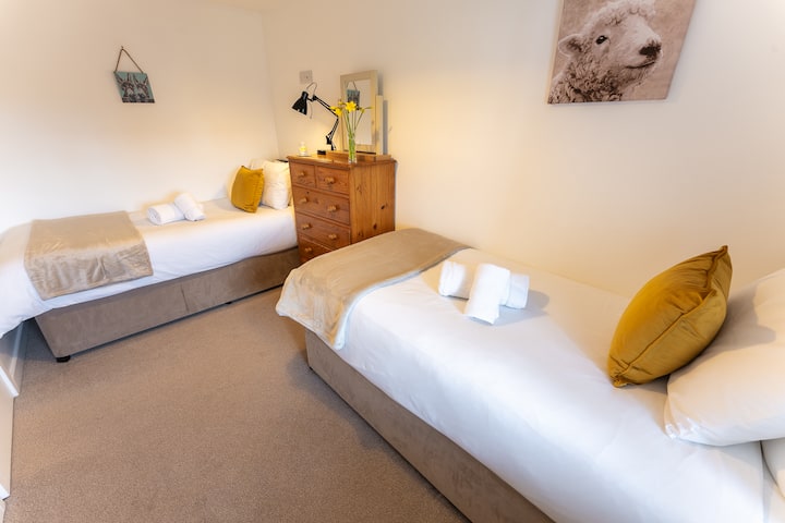 Do të zbulosh se dhoma e gjumit me dy krevate është e përkryer për familjet ose grupet e miqve! Përgatitu për përralla para gjumit ndërsa fëmijët shtrihen në shtretërit e tyre dhe ëndërrojnë se çfarë aventurash i presin nesër......