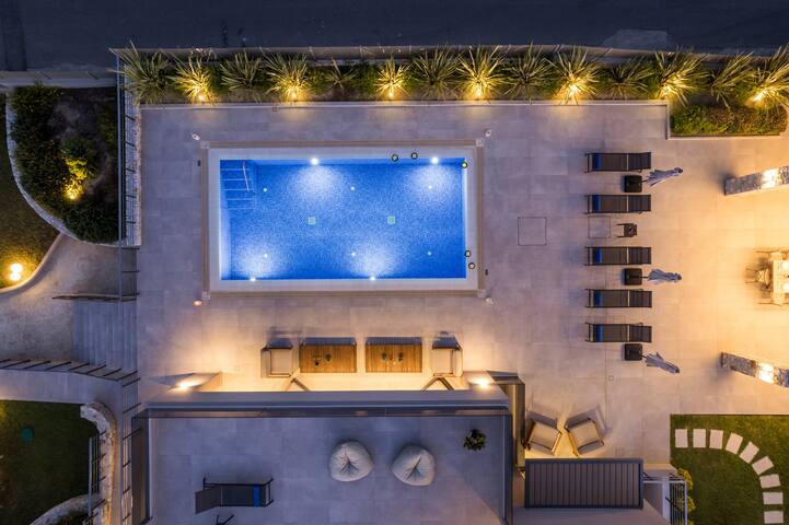 Awe-Inspiring Seafront Villa|Spa, Heated Pool&Gym gallery image 4